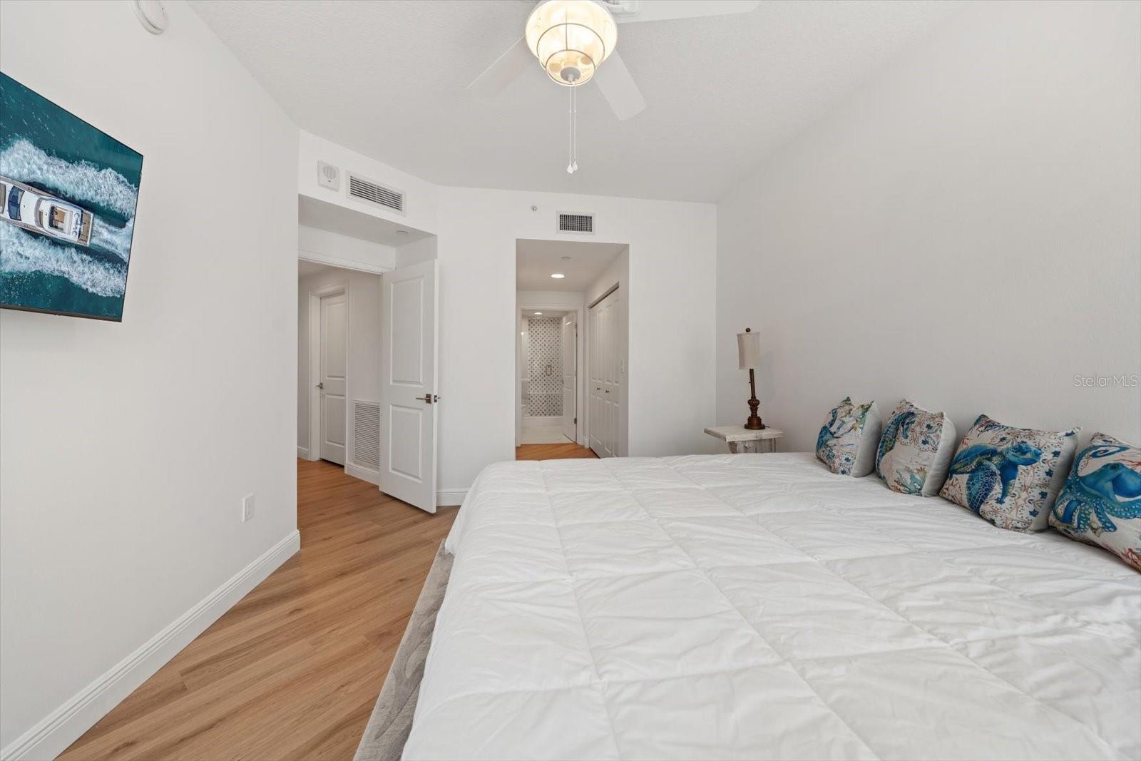 Image 28 of 48 For 521 Mandalay Avenue 701