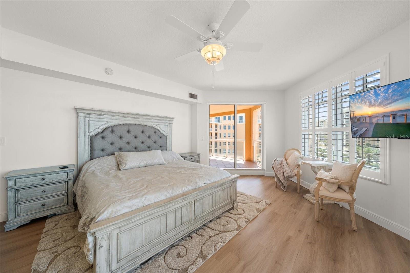 Image 9 of 48 For 521 Mandalay Avenue 701