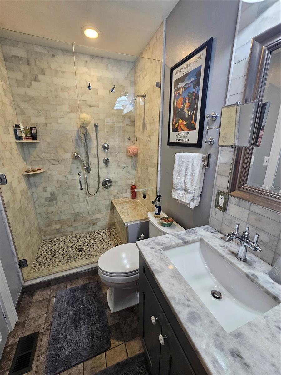 Image 19 of 59 For 1035 Robson Street