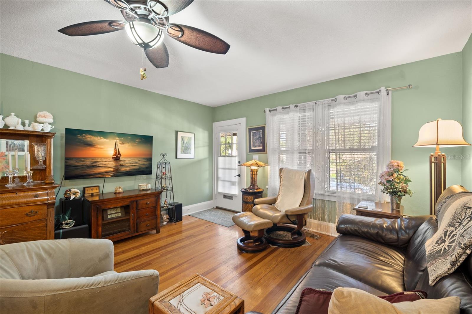 Image 9 of 59 For 1035 Robson Street