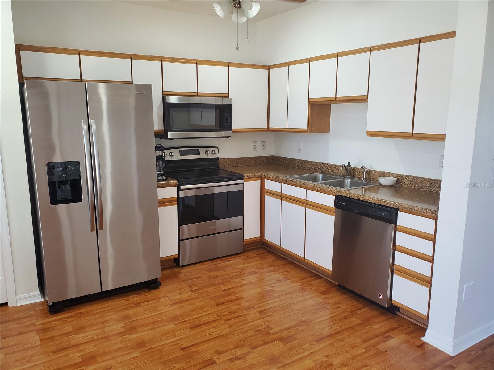 Listing photo id 2 for 1411 Sedgwick Drive