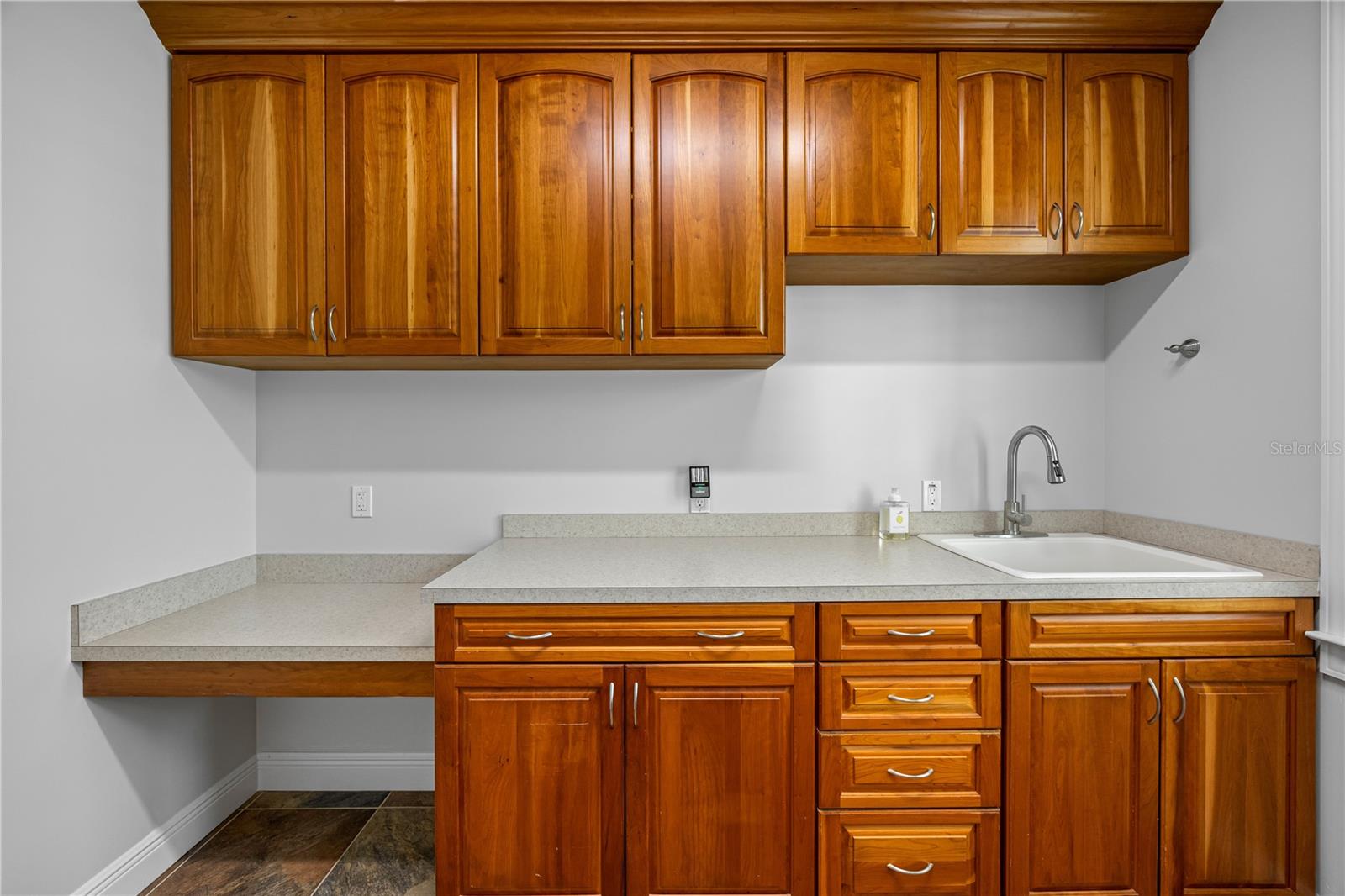 Image 15 of 17 For 926 Cordova Boulevard Ne