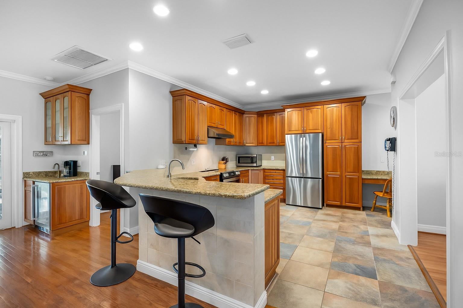 Image 7 of 17 For 926 Cordova Boulevard Ne