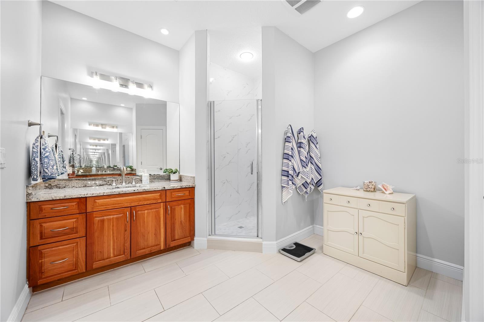 Image 9 of 17 For 926 Cordova Boulevard Ne