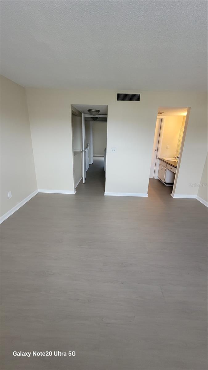 Image 10 of 12 For 122 Kings Avenue 202