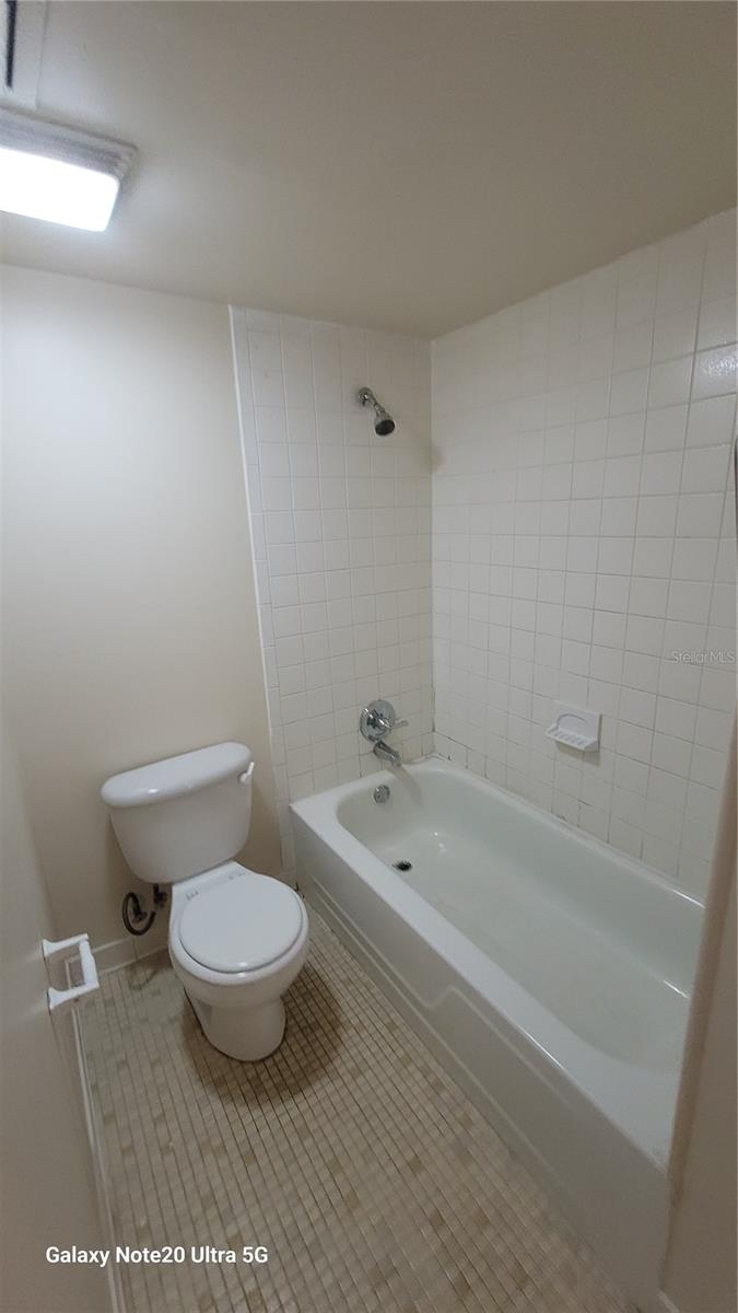 Image 12 of 12 For 122 Kings Avenue 202