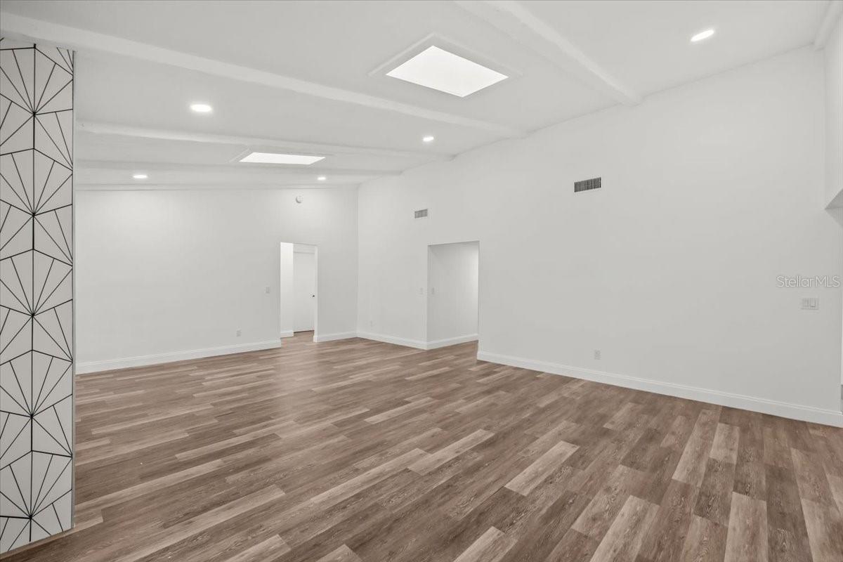 Image 10 of 51 For 11218 Creekview Drive