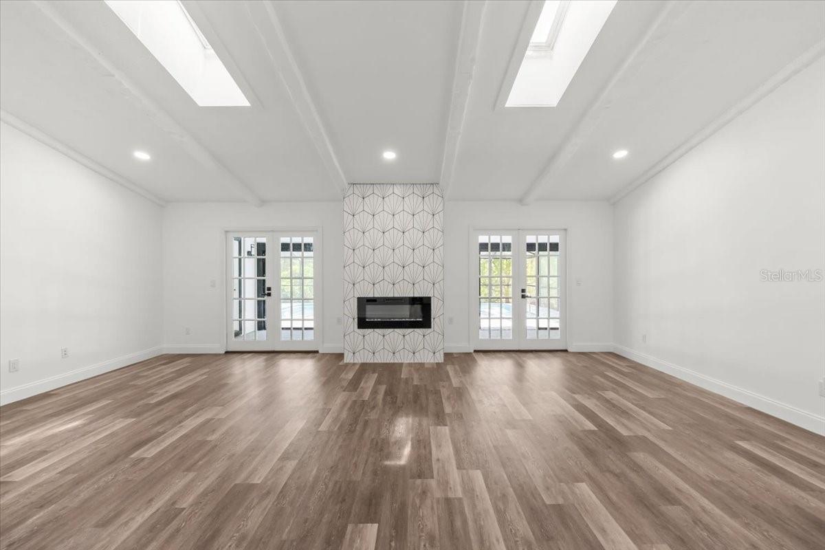 Image 4 of 51 For 11218 Creekview Drive