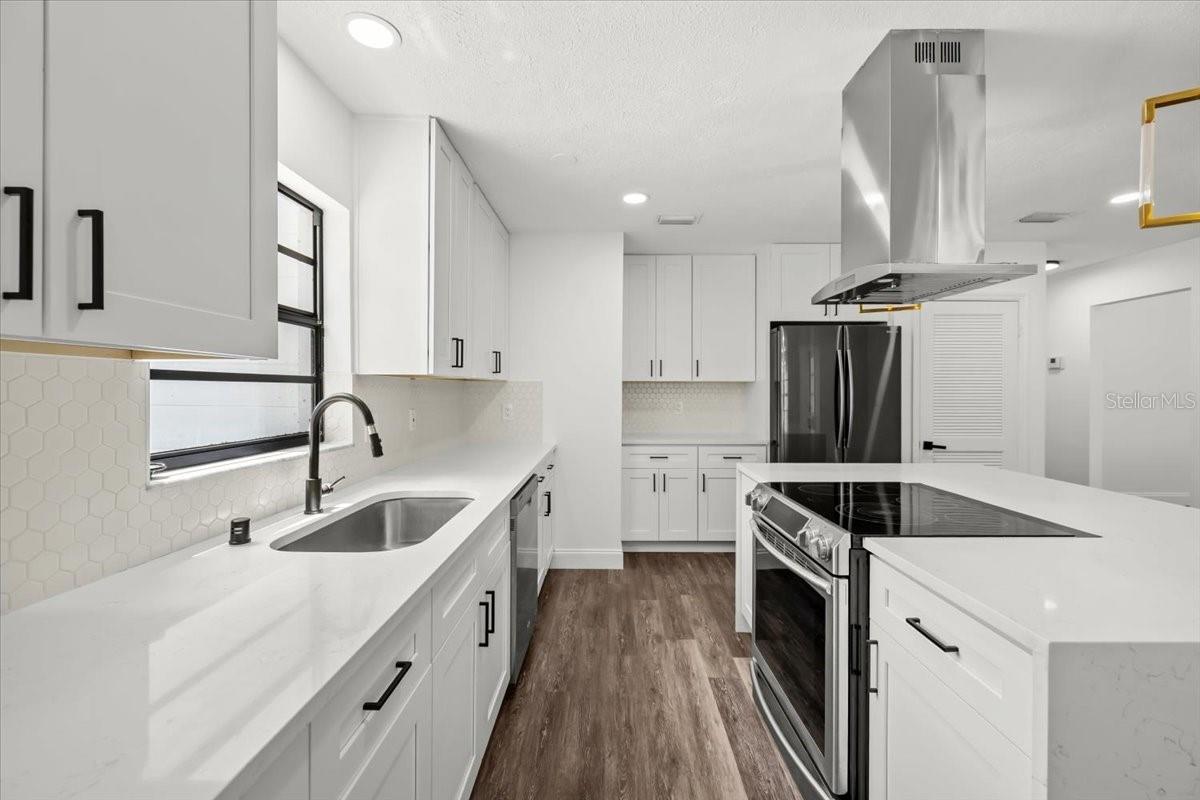 Image 5 of 51 For 11218 Creekview Drive