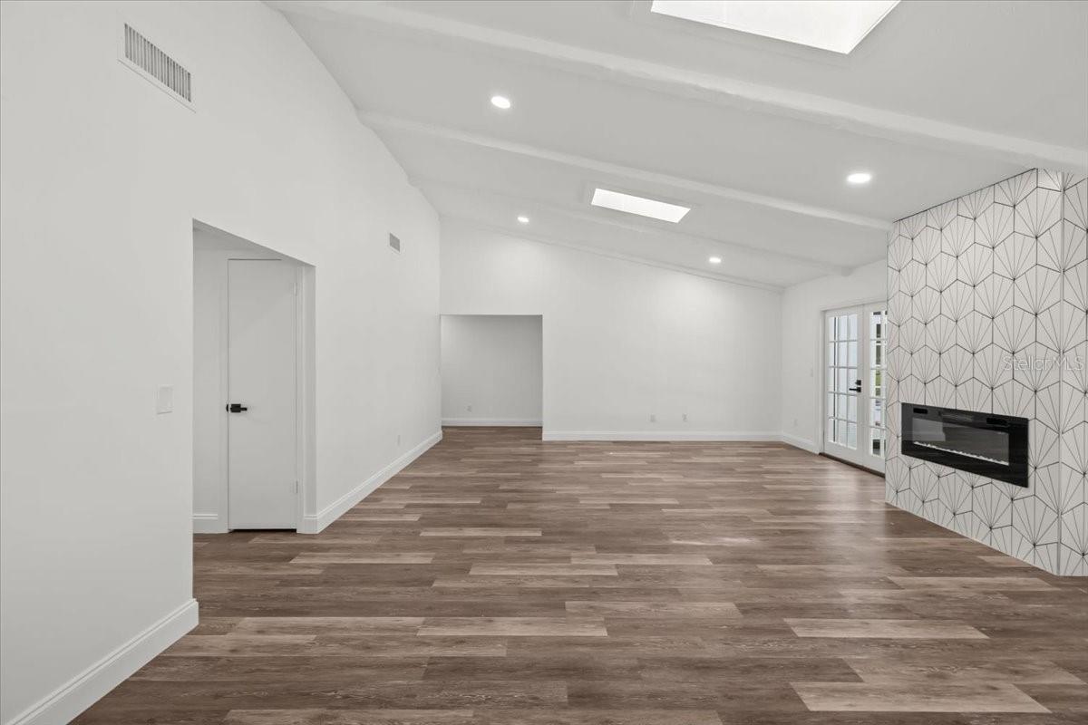 Image 8 of 51 For 11218 Creekview Drive