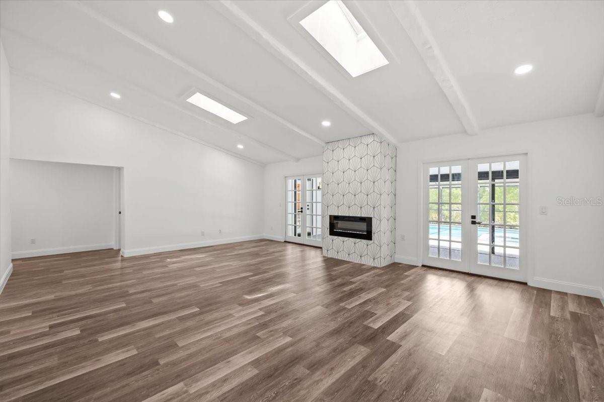 Image 9 of 51 For 11218 Creekview Drive