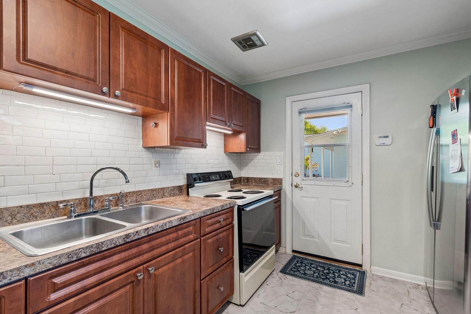 Listing photo id 16 for 4519 Cooper Place