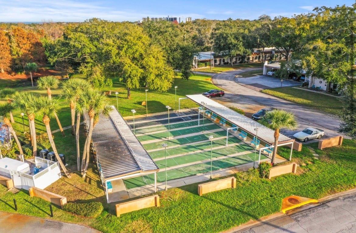 Listing photo id 12 for 1410 Arrowhead Circle W