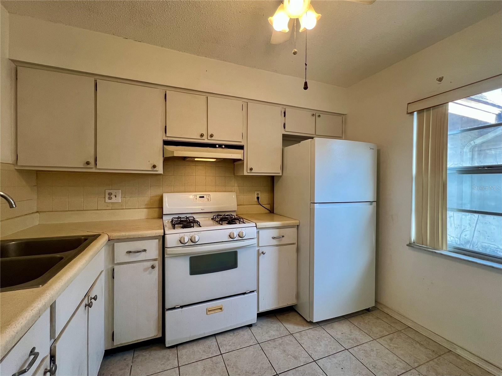 Listing photo id 0 for 1410 Arrowhead Circle W