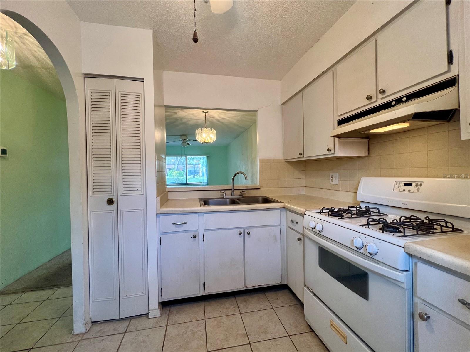 Listing photo id 1 for 1410 Arrowhead Circle W