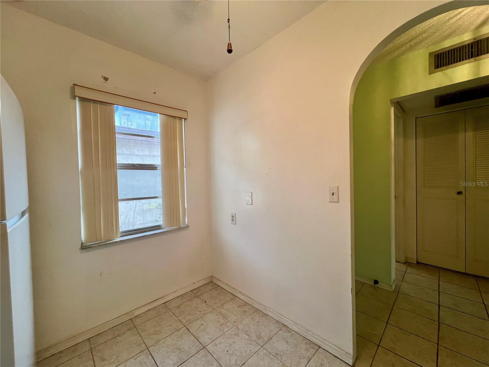 Listing photo id 2 for 1410 Arrowhead Circle W