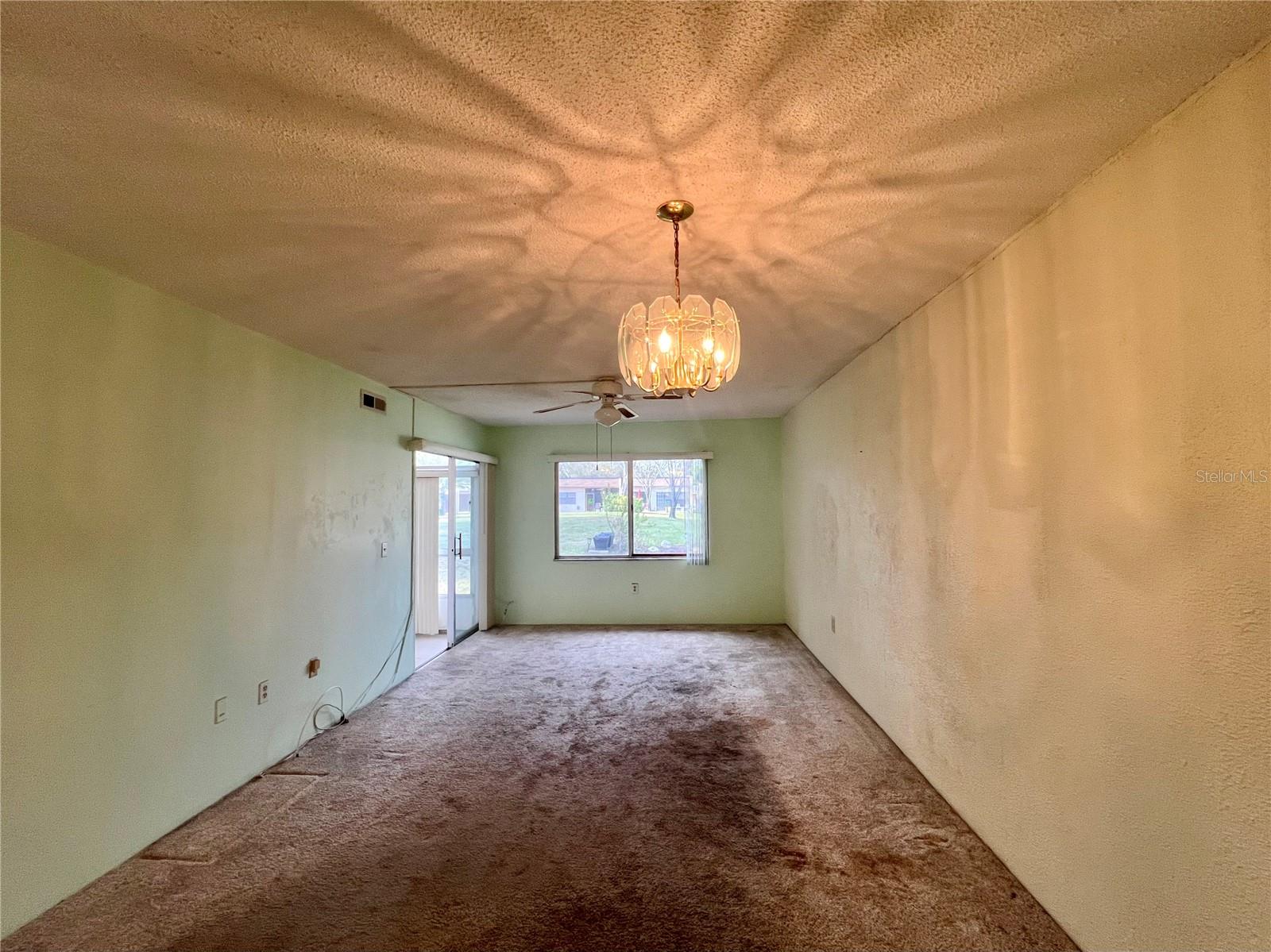 Listing photo id 3 for 1410 Arrowhead Circle W