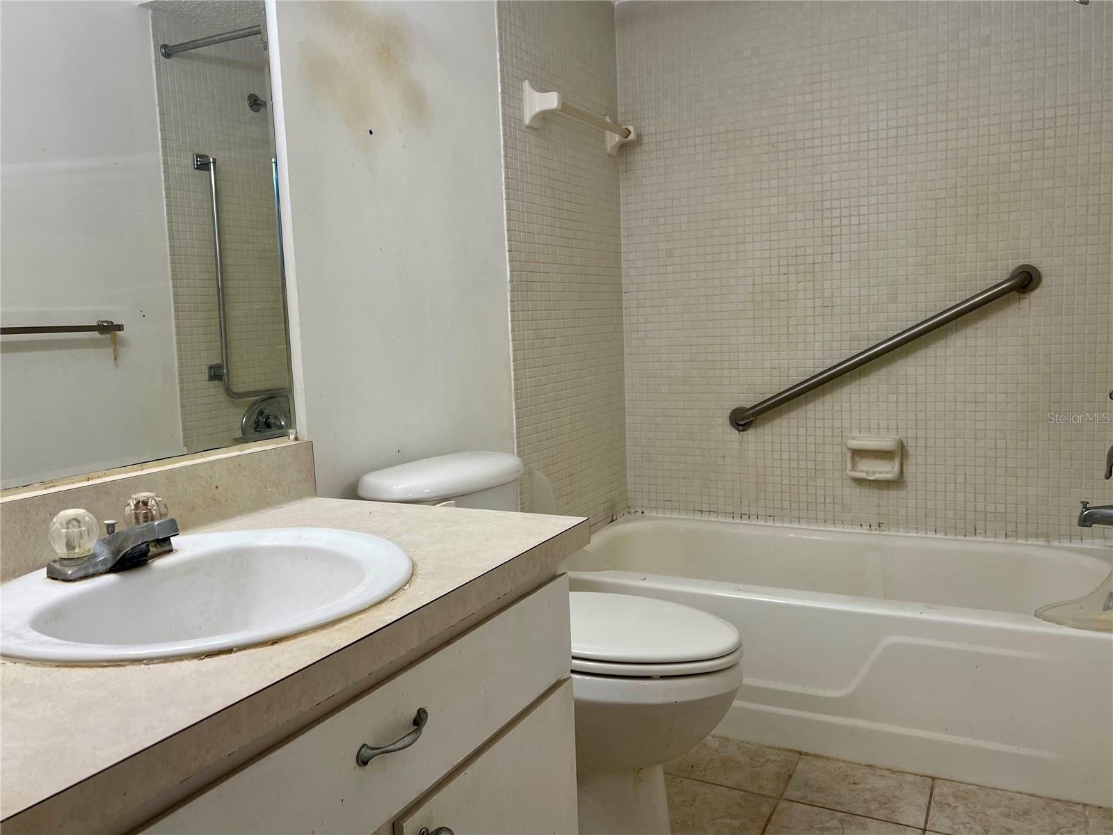 Listing photo id 5 for 1410 Arrowhead Circle W