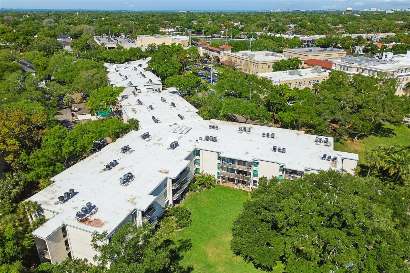 Image 36 of 40 For 3325 Bayshore Boulevard A12