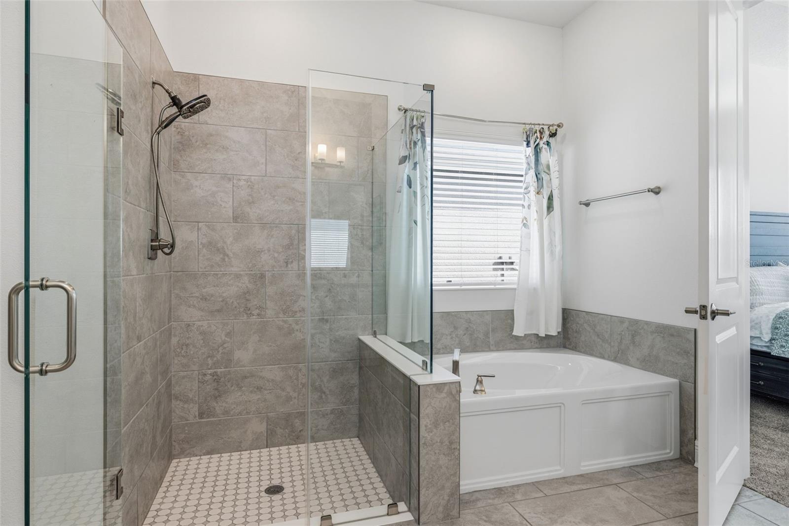 Image 16 of 45 For 5925 Silver Sun Drive