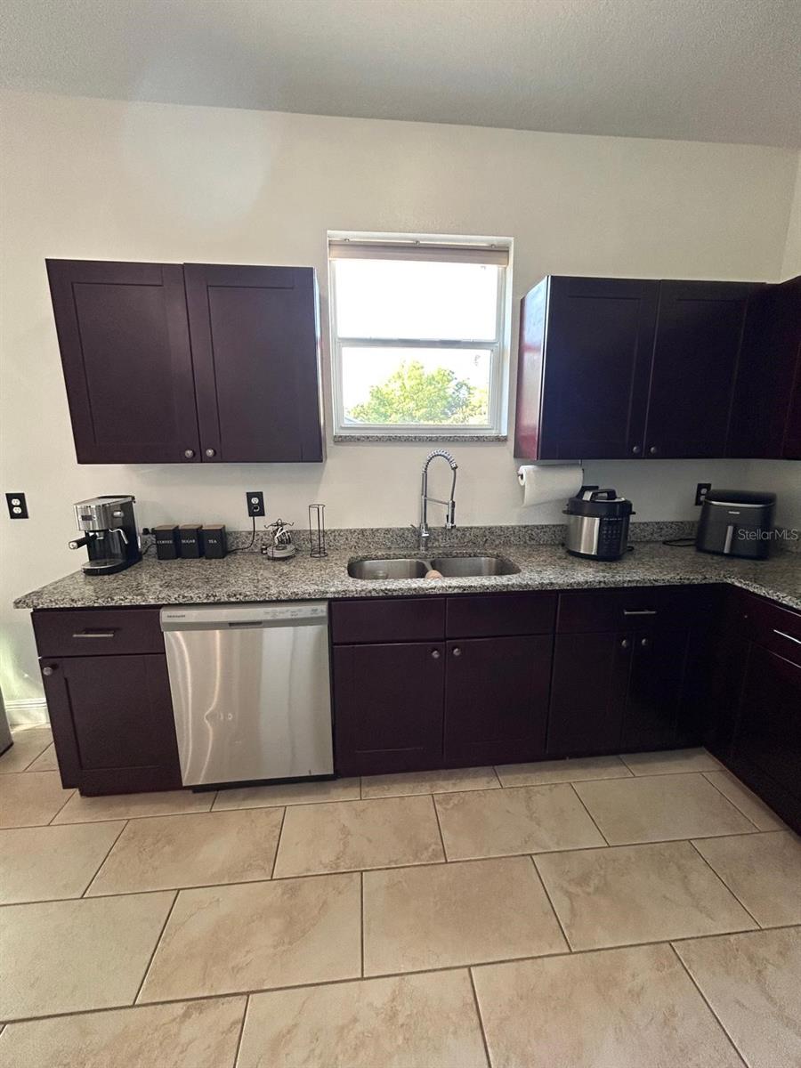 Listing photo id 11 for 5103 18th Avenue