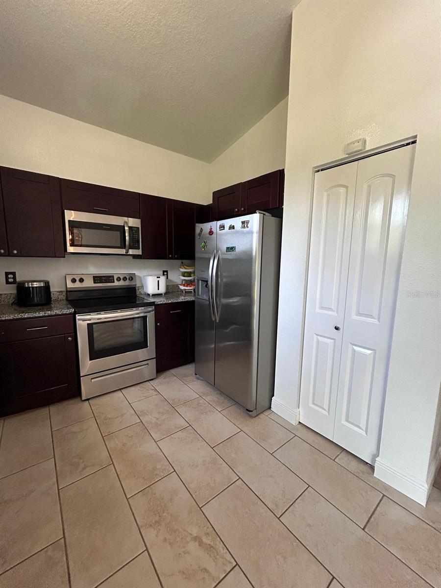 Listing photo id 12 for 5103 18th Avenue