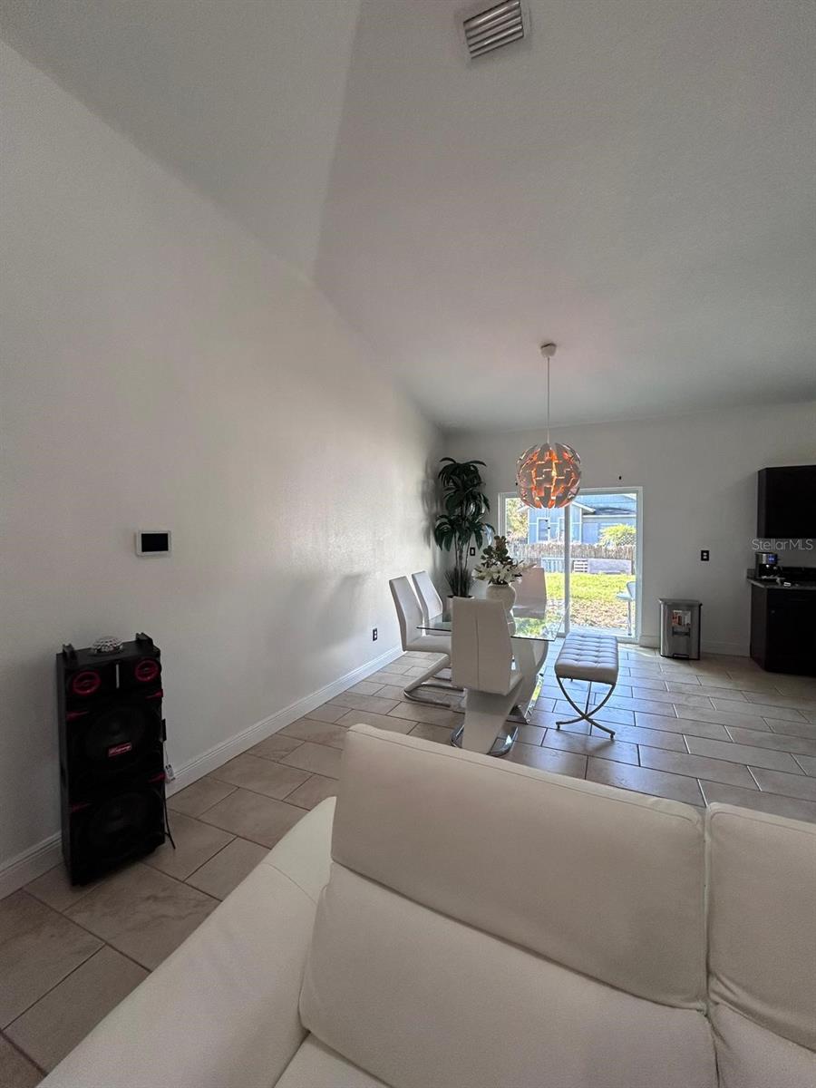 Listing photo id 13 for 5103 18th Avenue