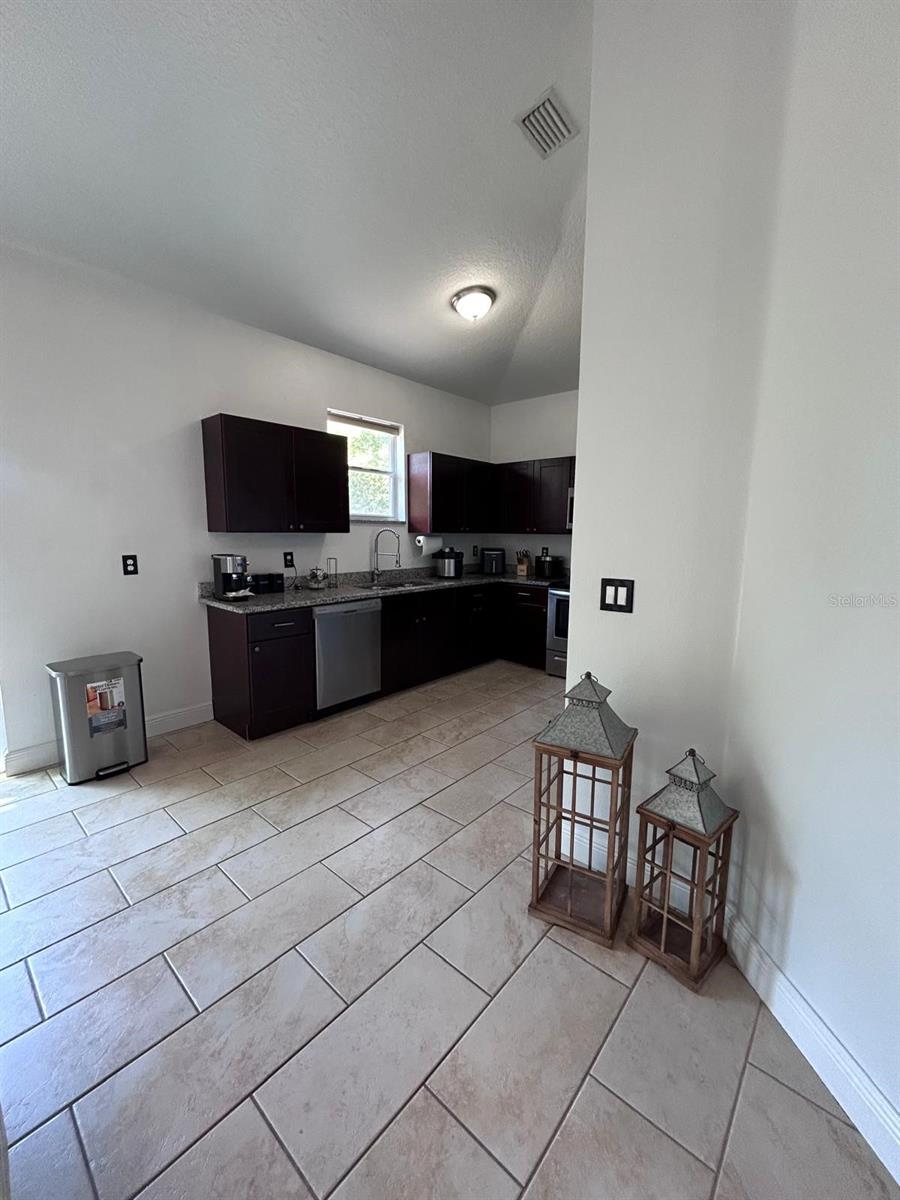 Listing photo id 14 for 5103 18th Avenue