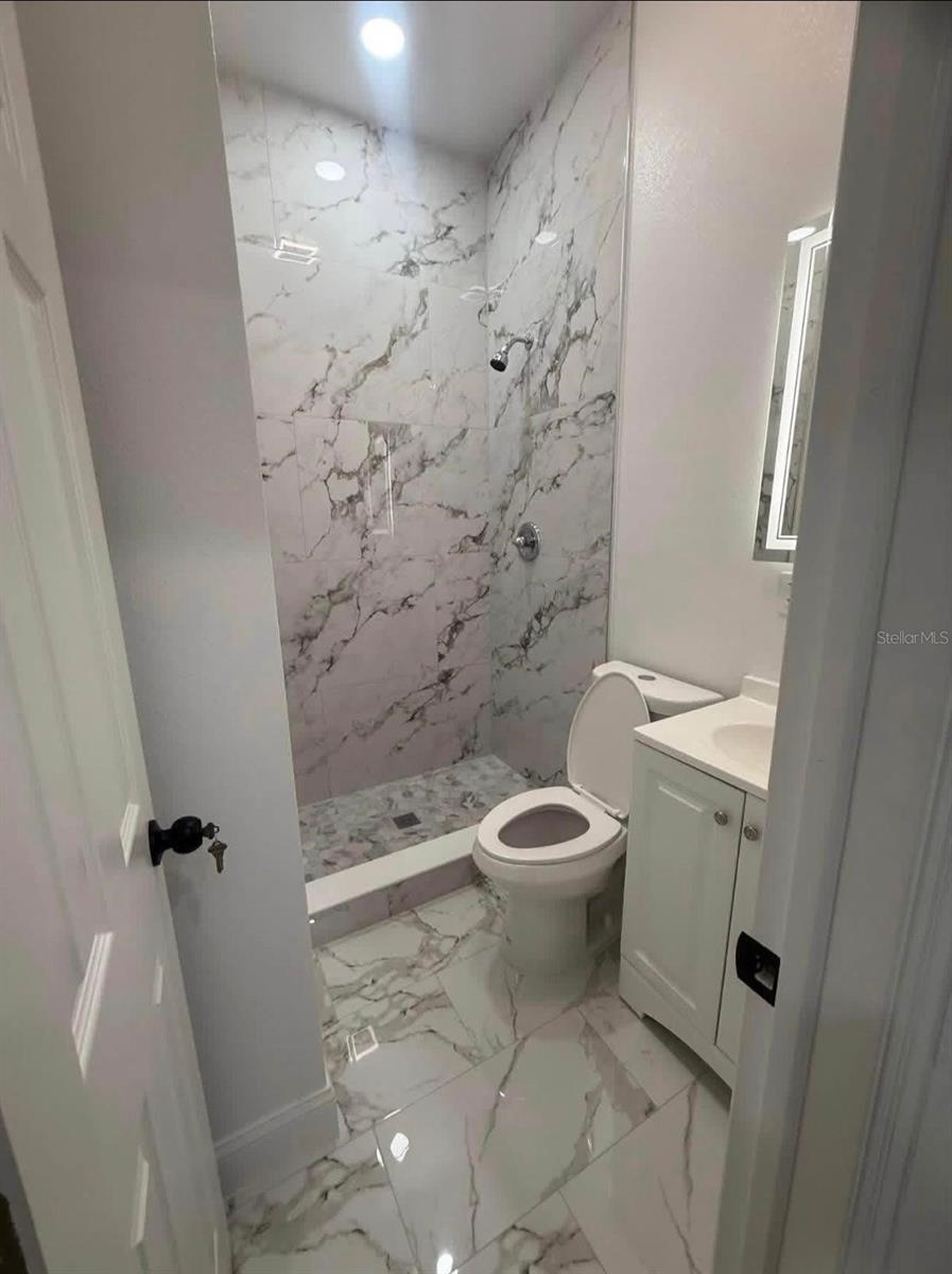 Listing photo id 28 for 5103 18th Avenue