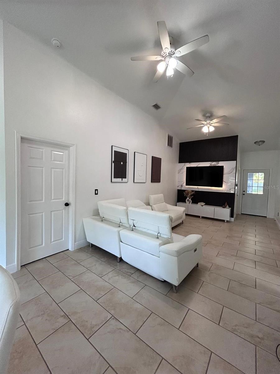 Listing photo id 6 for 5103 18th Avenue