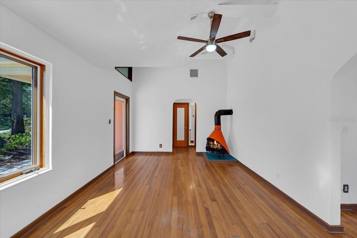 Listing photo id 10 for 225 17th Avenue Se