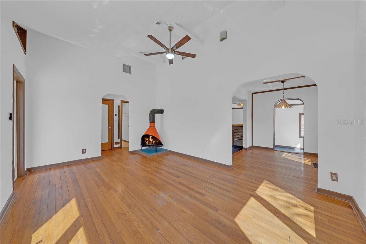 Listing photo id 11 for 225 17th Avenue Se