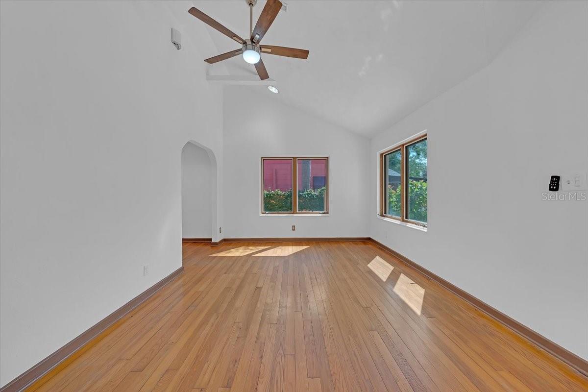 Listing photo id 12 for 225 17th Avenue Se