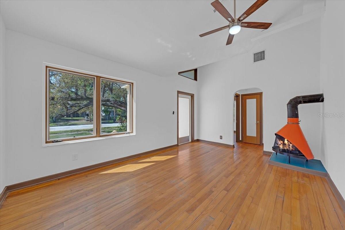 Listing photo id 13 for 225 17th Avenue Se