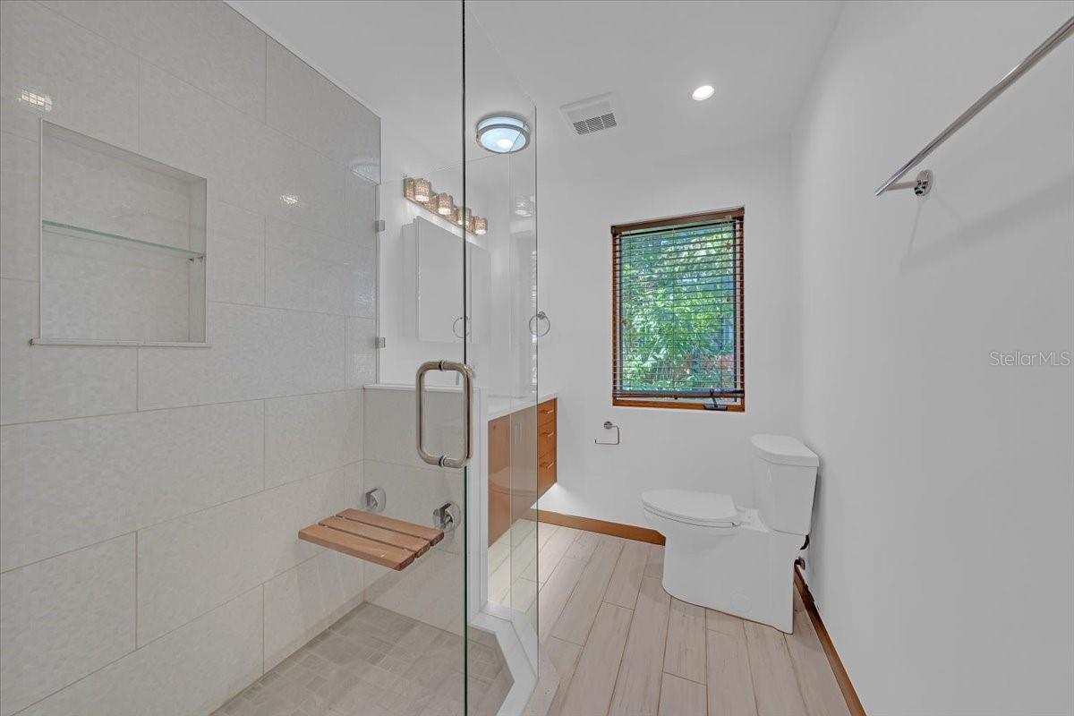 Listing photo id 17 for 225 17th Avenue Se