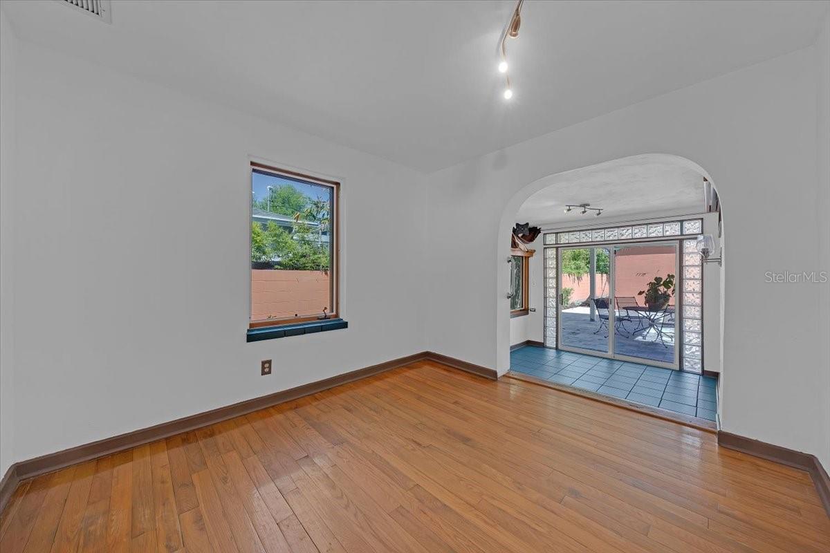 Listing photo id 20 for 225 17th Avenue Se