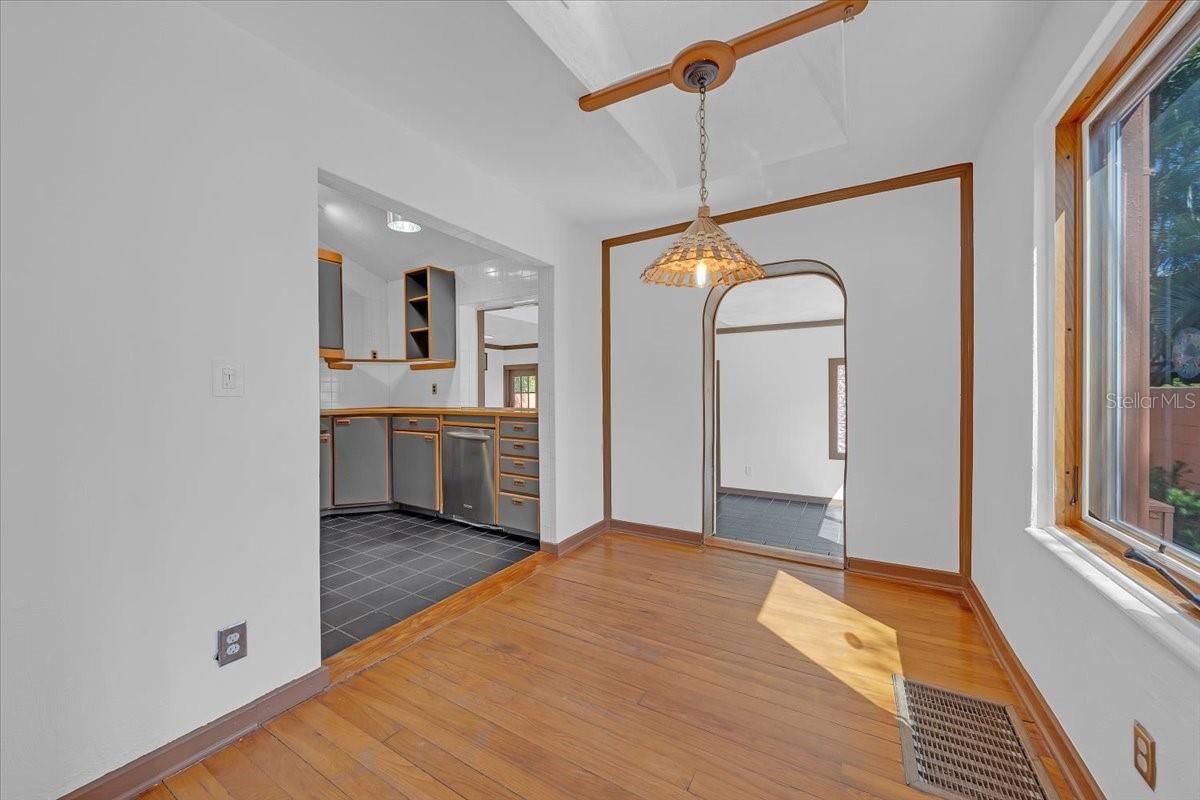 Listing photo id 25 for 225 17th Avenue Se