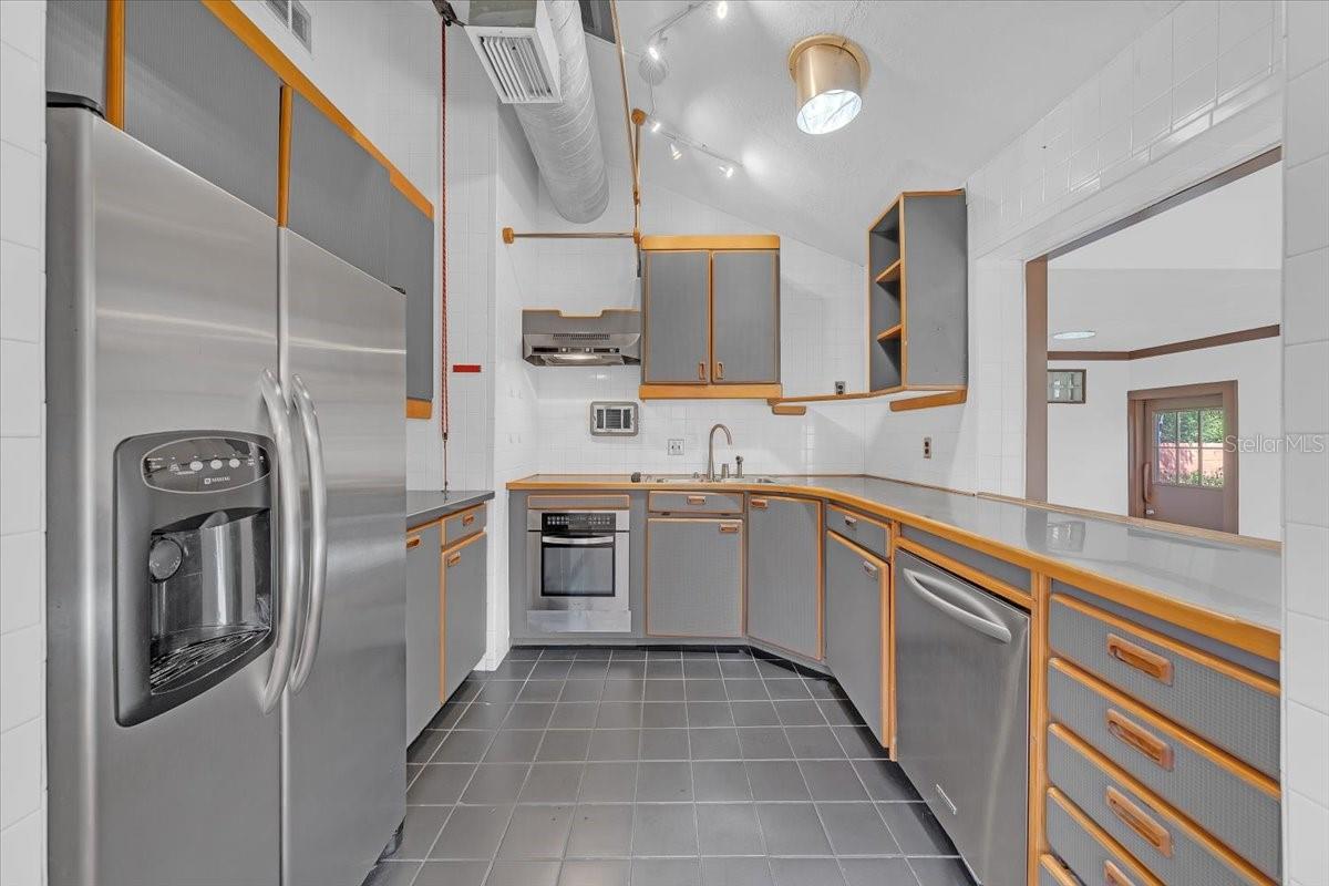 Listing photo id 27 for 225 17th Avenue Se