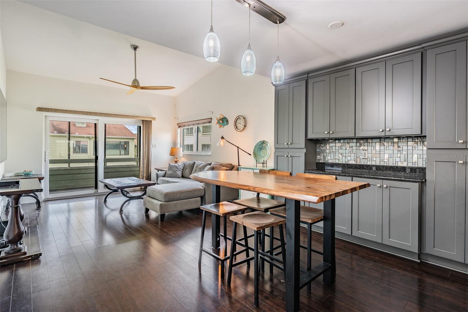 Image 10 of 43 For 637 Drake Lane N