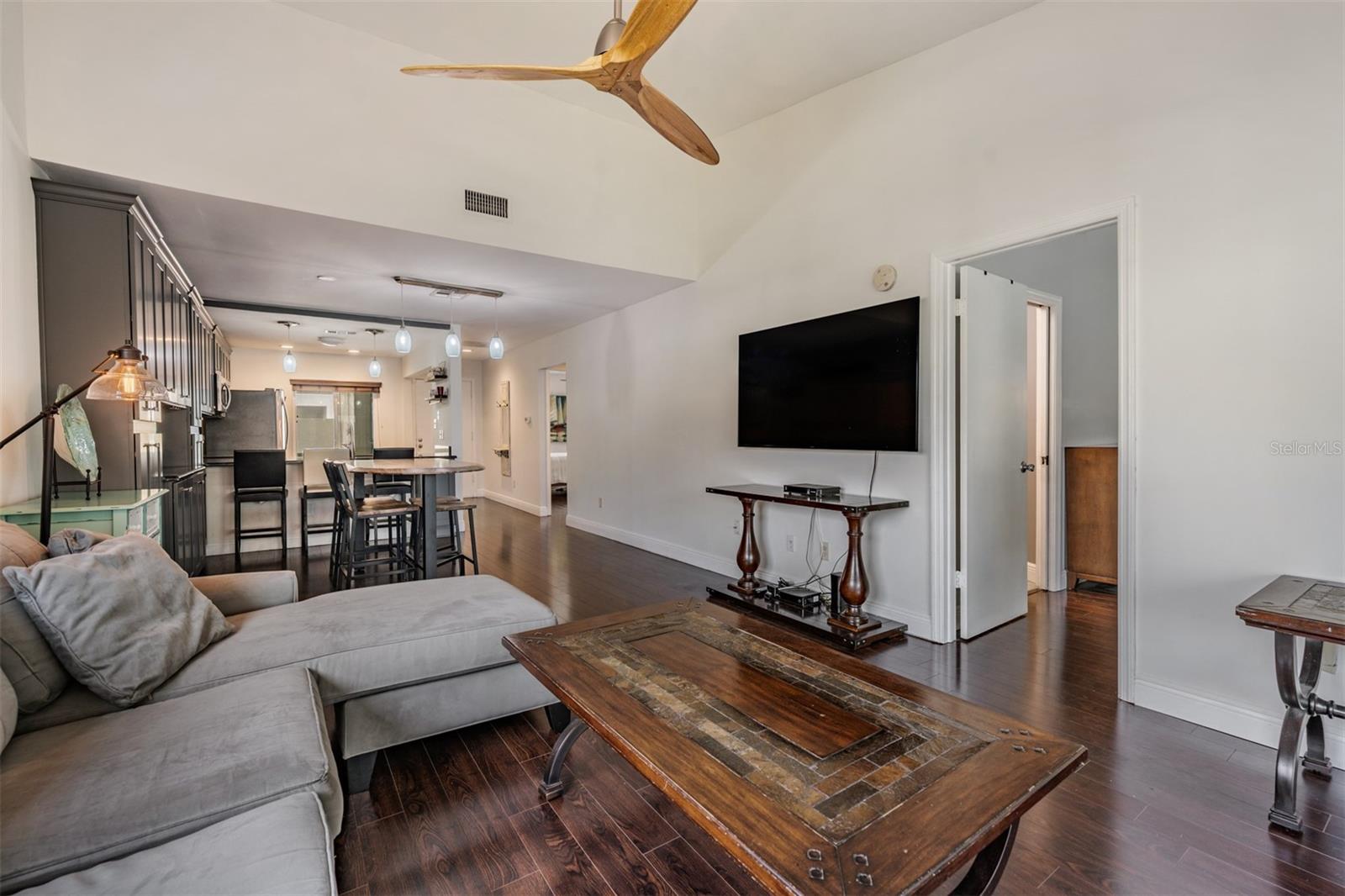 Image 14 of 43 For 637 Drake Lane N