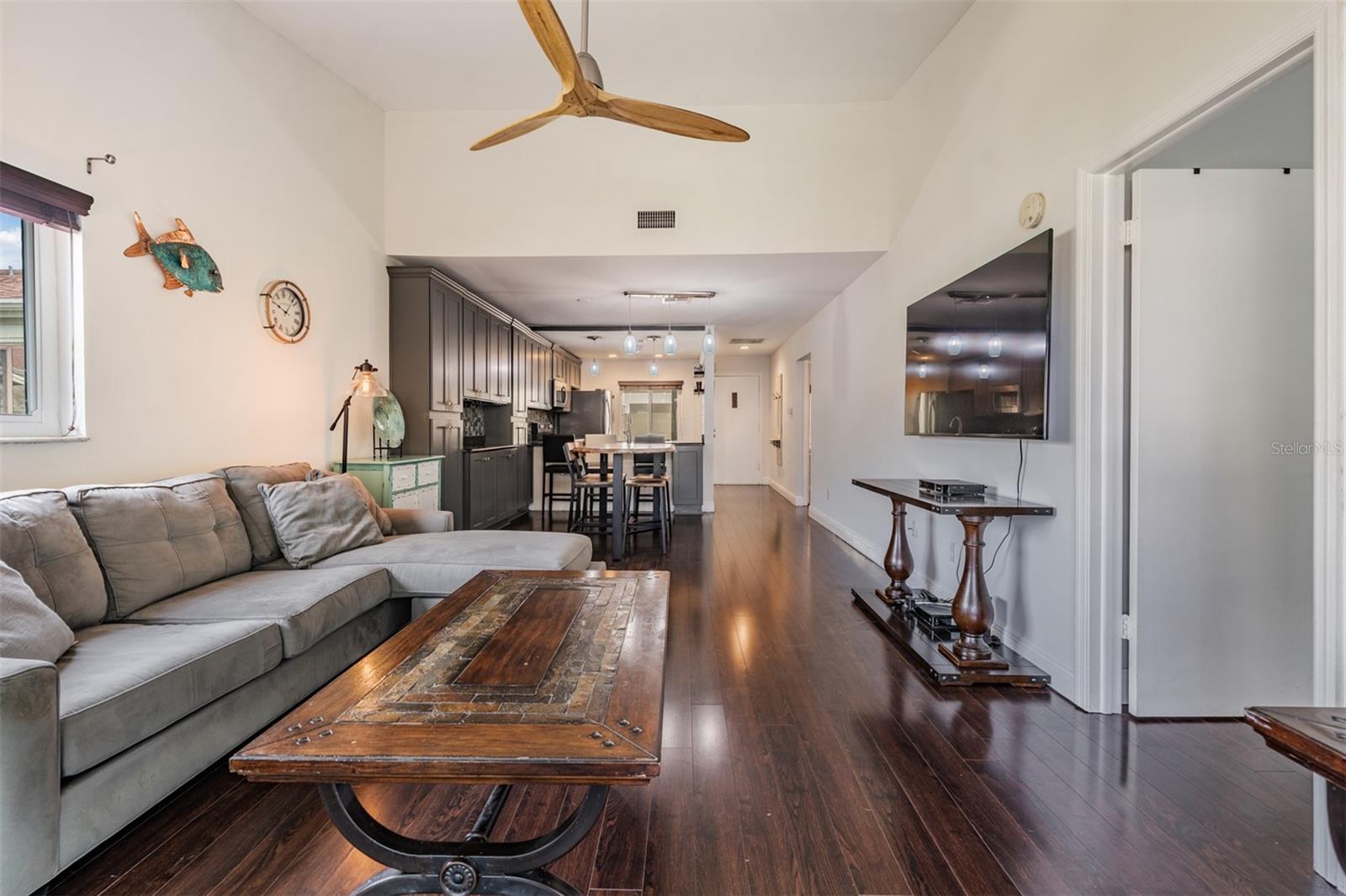 Image 15 of 43 For 637 Drake Lane N