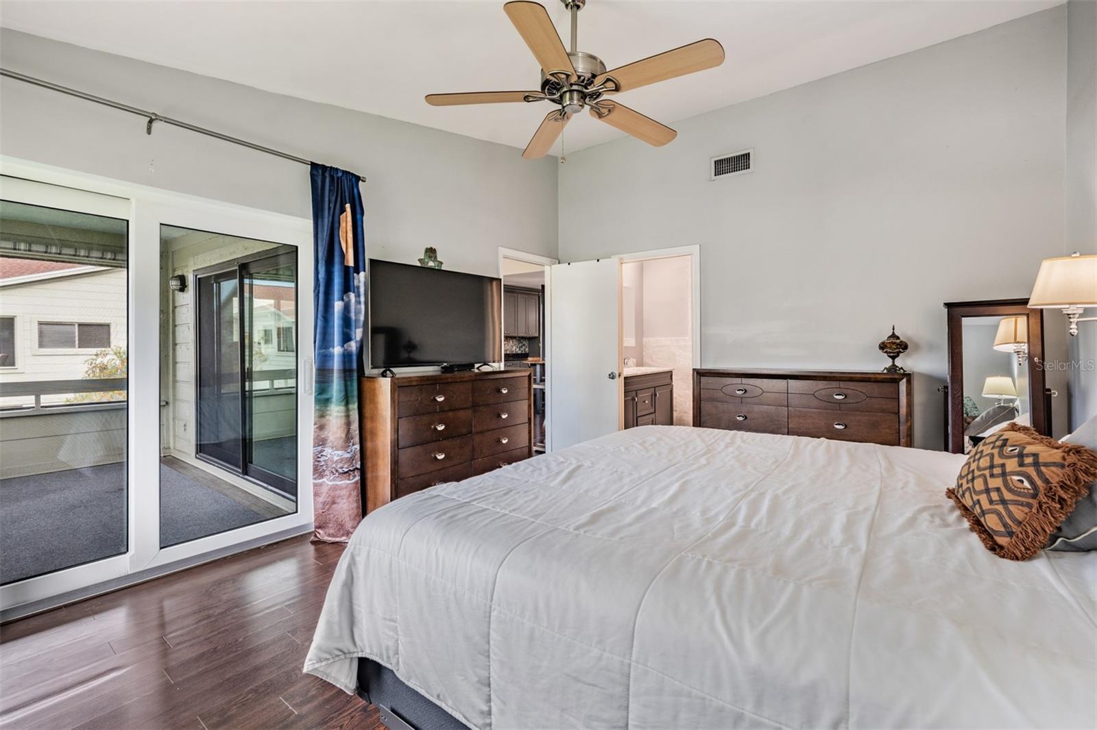 Image 17 of 43 For 637 Drake Lane N