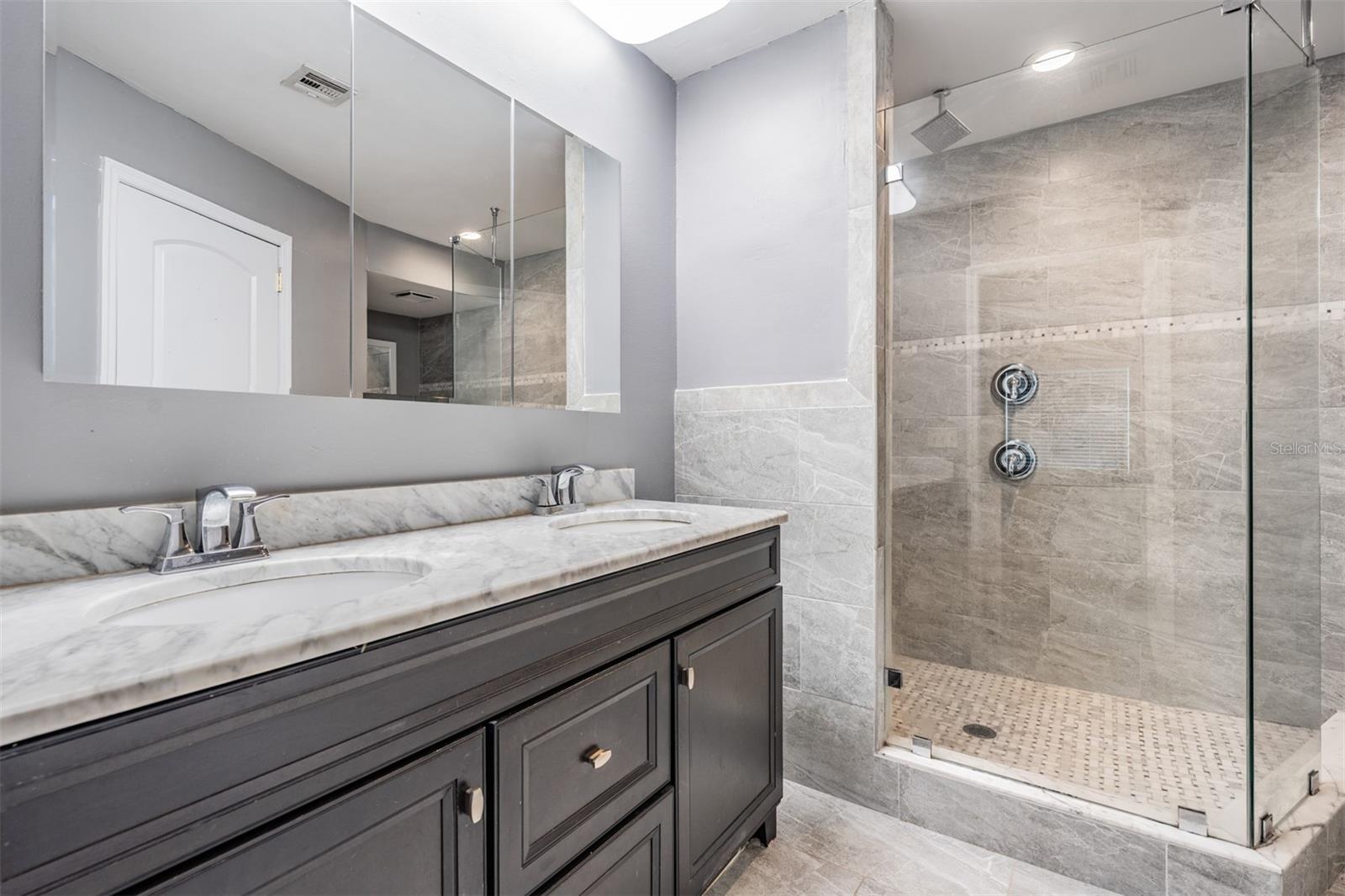 Image 18 of 43 For 637 Drake Lane N