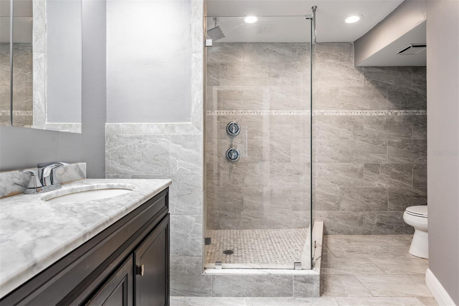 Image 19 of 43 For 637 Drake Lane N