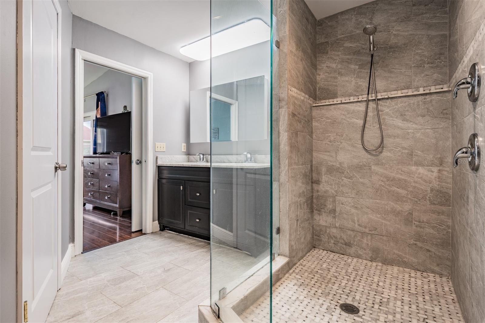 Image 20 of 43 For 637 Drake Lane N