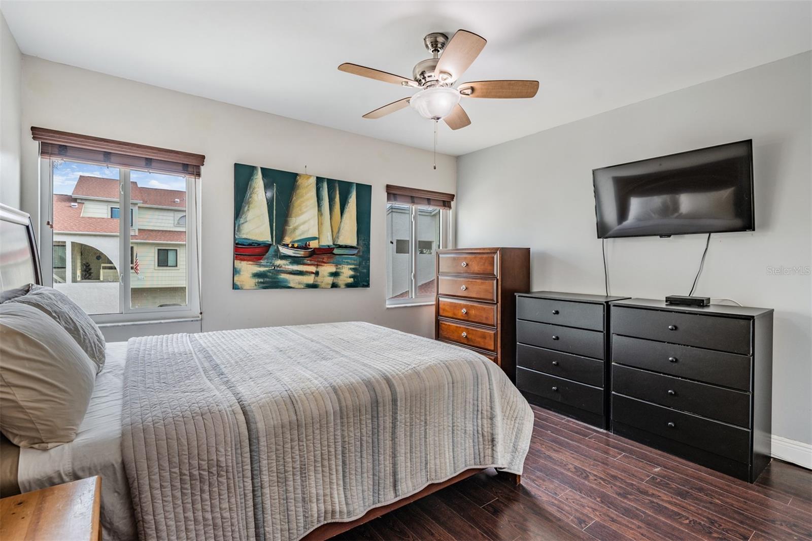 Image 21 of 43 For 637 Drake Lane N