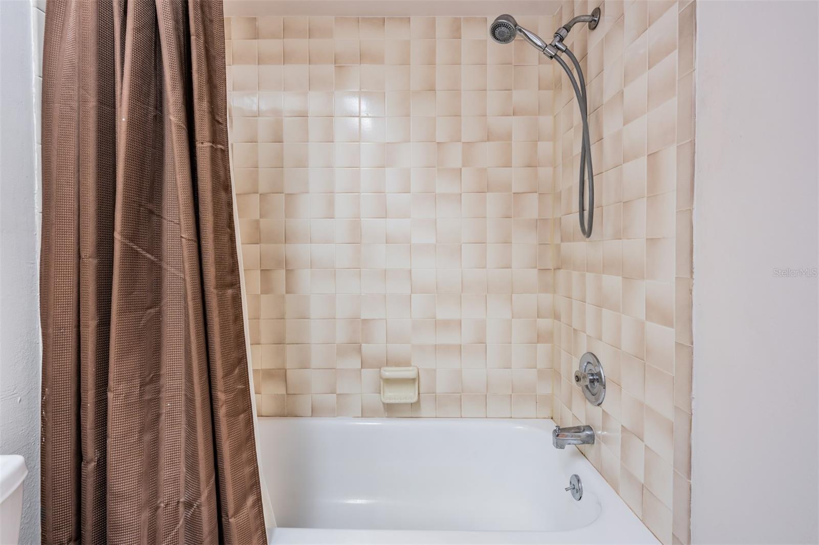 Image 23 of 43 For 637 Drake Lane N