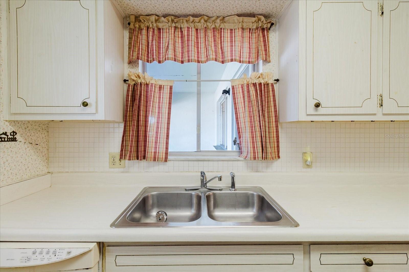 Image 21 of 36 For 2348 Shelley Street 12