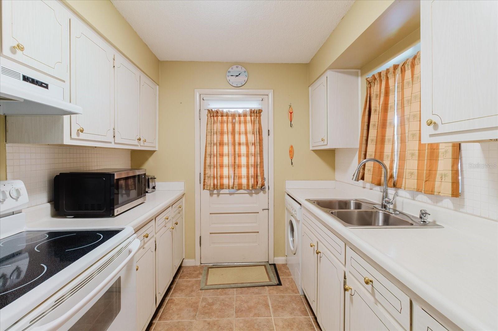 Image 14 of 33 For 2348 Shelley Street 13