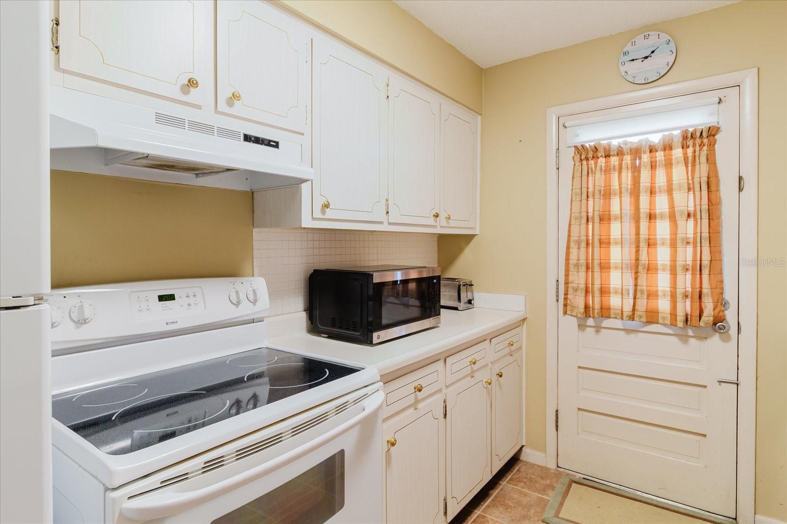 Image 15 of 33 For 2348 Shelley Street 13